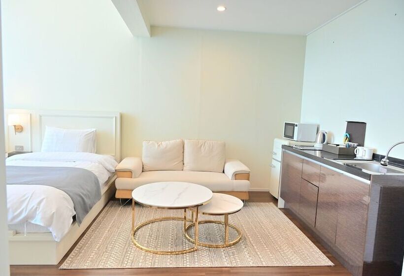 Camera Standard, Rich