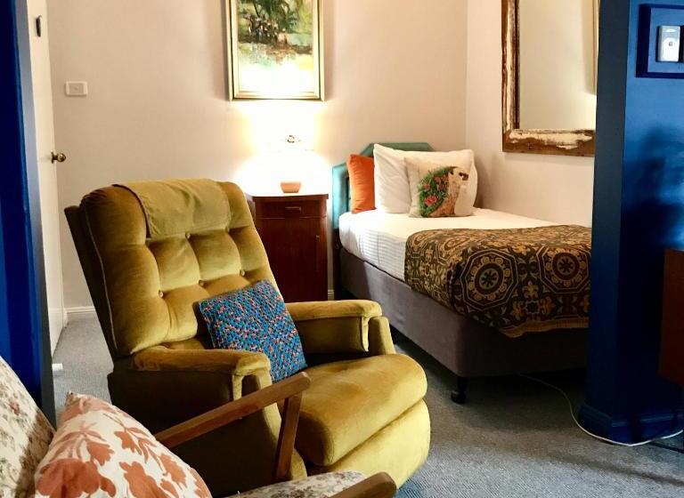 חדר משפחתי, Vine Valley Inn