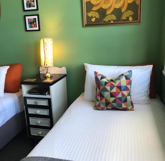 חדר משפחתי, Vine Valley Inn