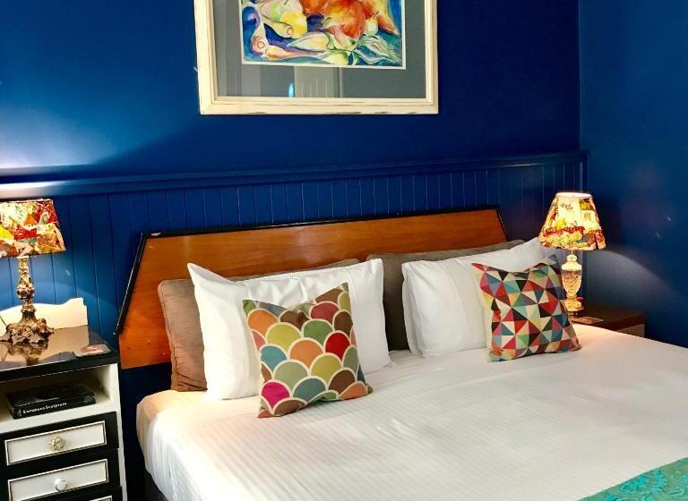 חדר משפחתי, Vine Valley Inn