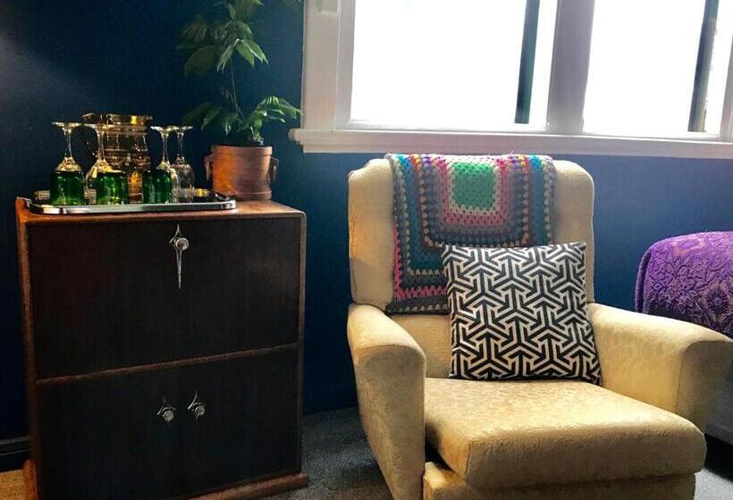 חדר משפחתי, Vine Valley Inn