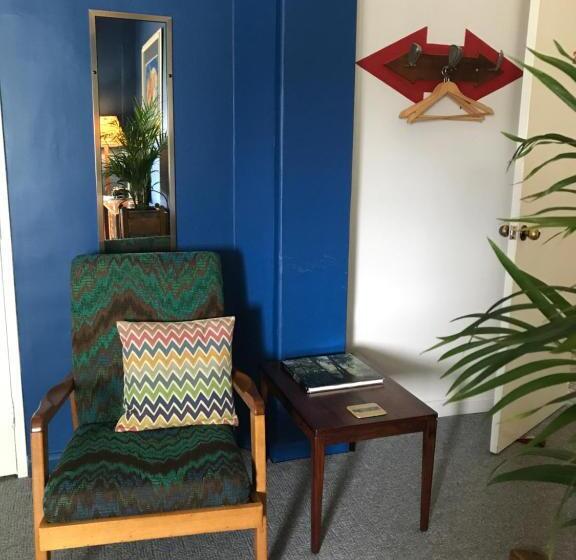 חדר משפחתי, Vine Valley Inn