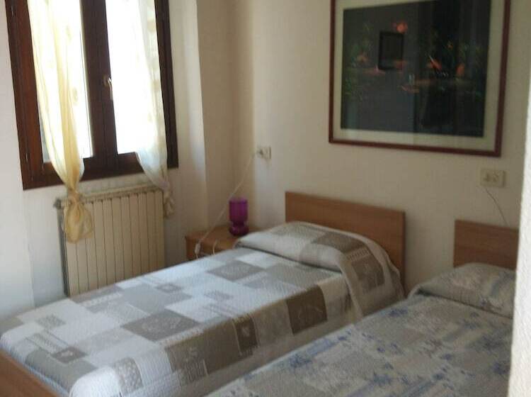 חדר סטנדרט, La Corte Del Poeta