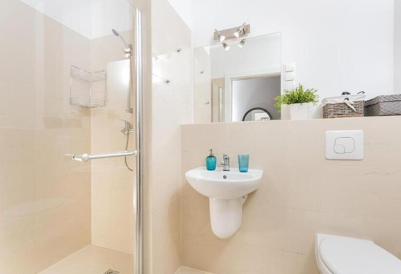 סוויטה, Venetian House Market Square Apart