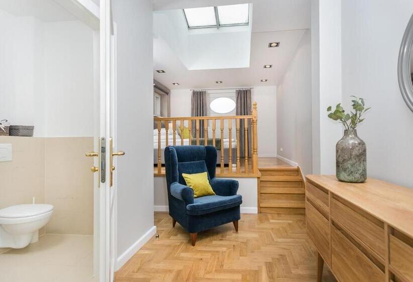 סוויטה, Venetian House Market Square Apart