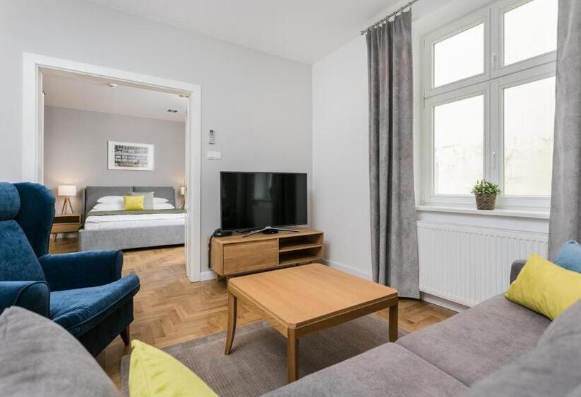 סוויטה, Venetian House Market Square Apart