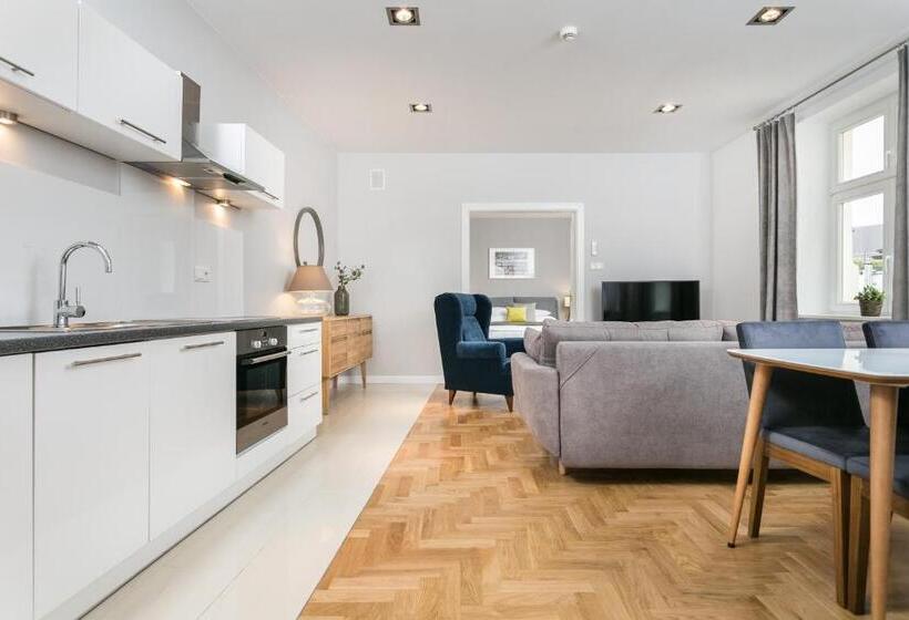 סוויטה, Venetian House Market Square Apart