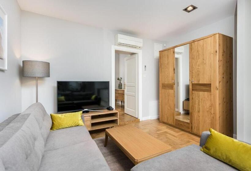 סוויטה, Venetian House Market Square Apart