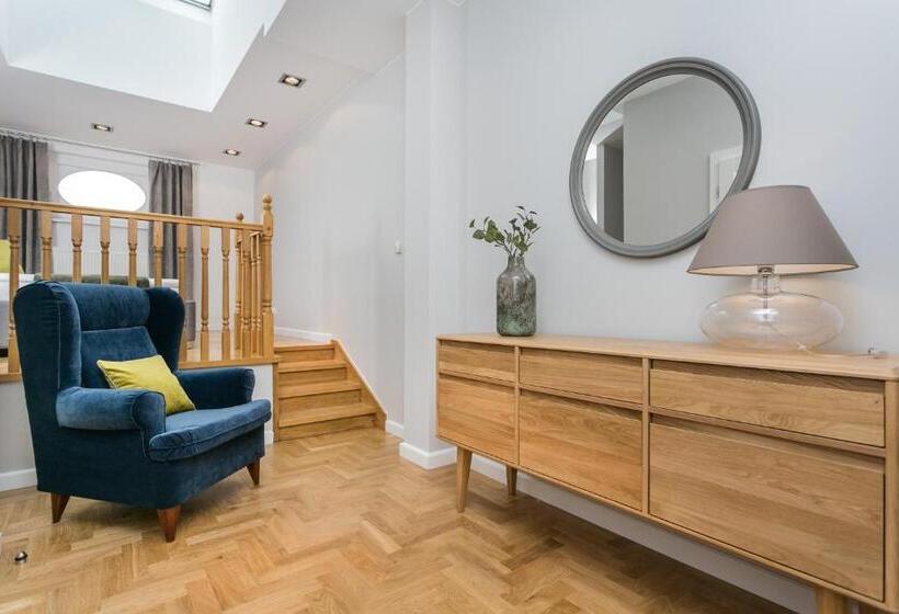 סוויטה, Venetian House Market Square Apart