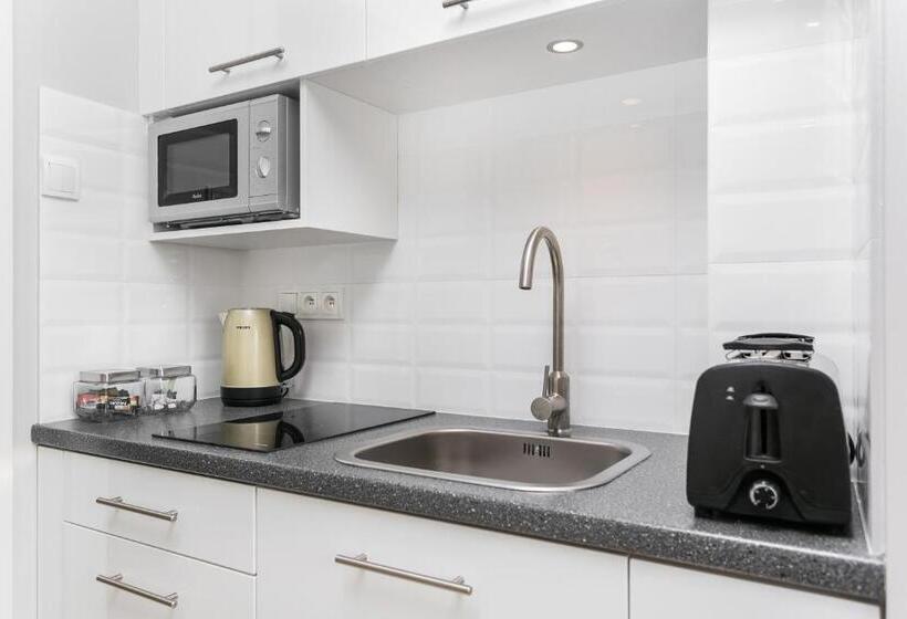 חדר אקונומי, Venetian House Market Square Apart