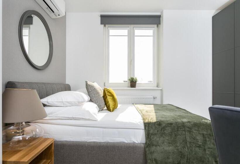 חדר אקונומי, Venetian House Market Square Apart