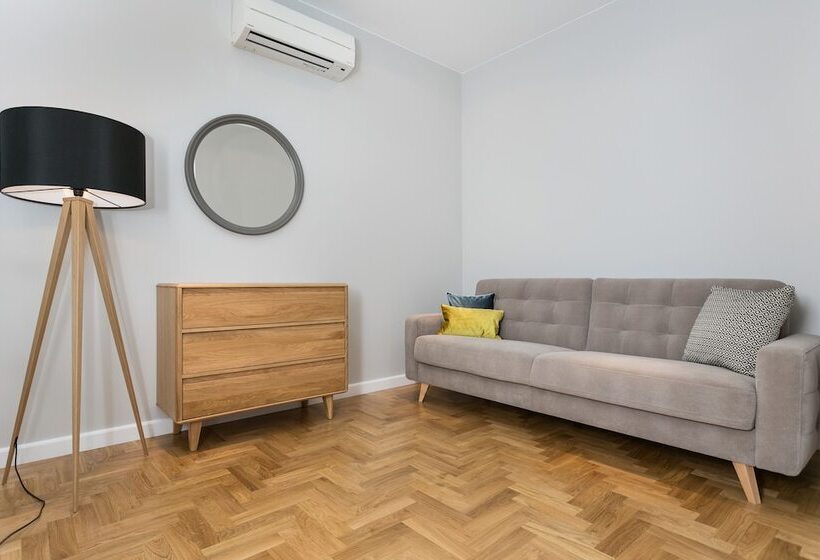 סוויטה, Venetian House Market Square Apart