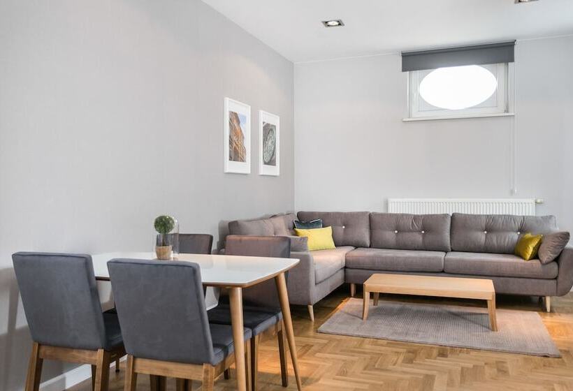 סוויטה, Venetian House Market Square Apart