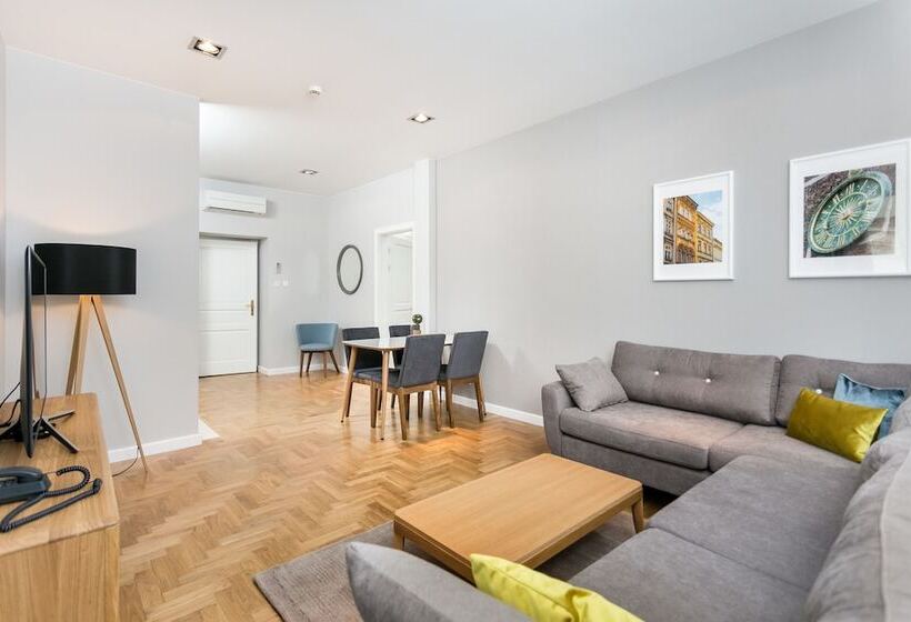 סוויטה, Venetian House Market Square Apart