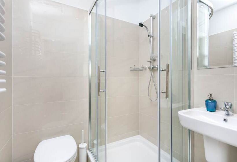 חדר אקונומי, Venetian House Market Square Apart