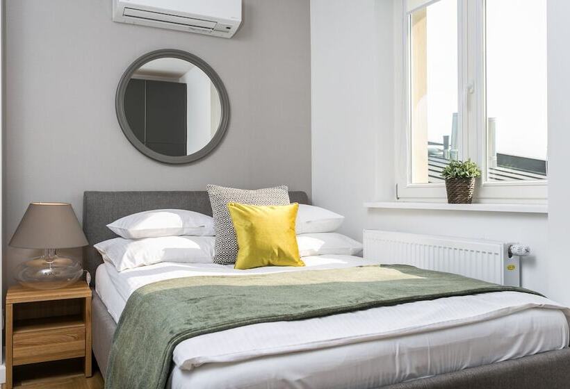 חדר אקונומי, Venetian House Market Square Apart