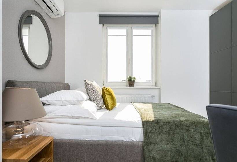 חדר אקונומי, Venetian House Market Square Apart