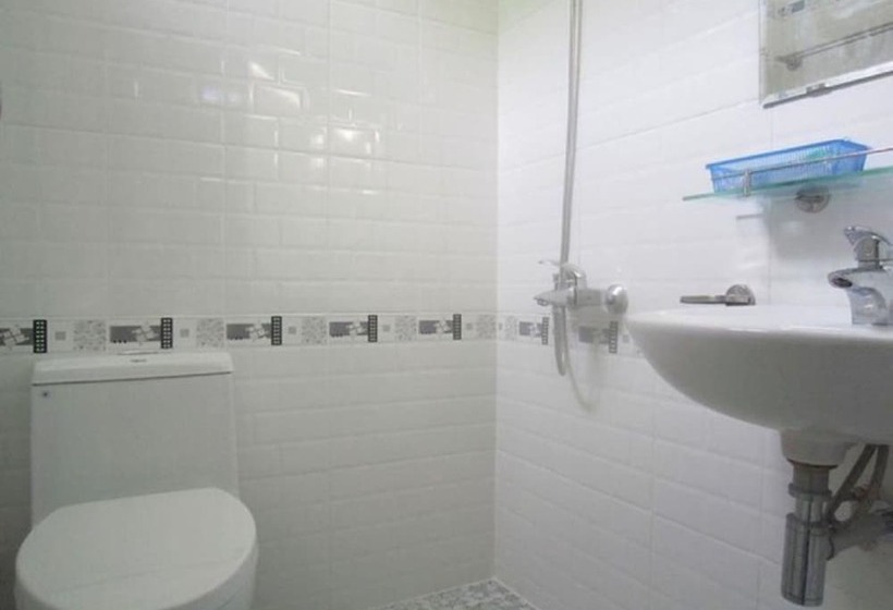 تختخواب در اتاق مشترک, Saigon Inn