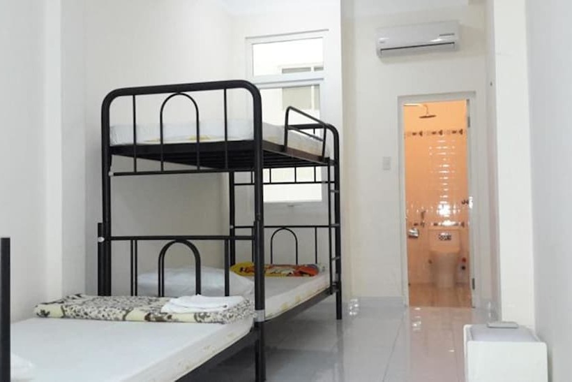 تختخواب در اتاق مشترک, Saigon Inn