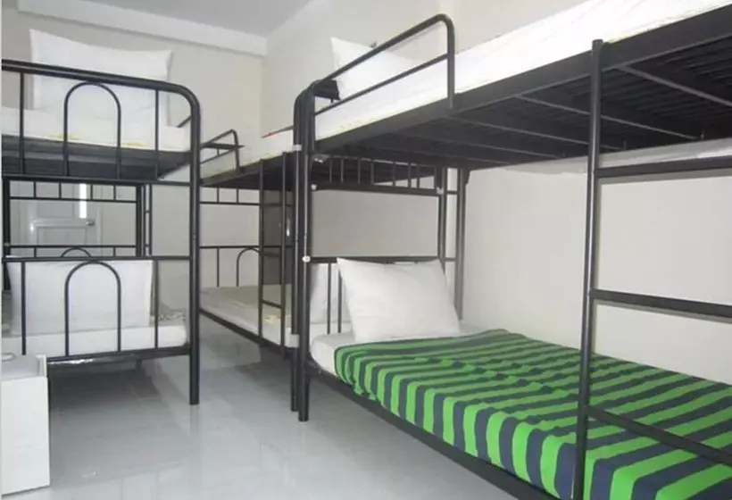 تختخواب در اتاق مشترک, Saigon Inn