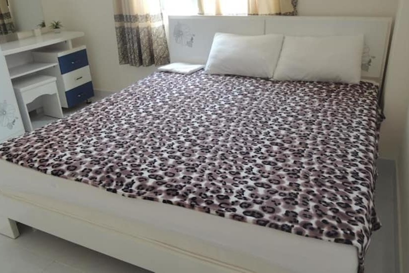 اتاق لوکس, Saigon Inn