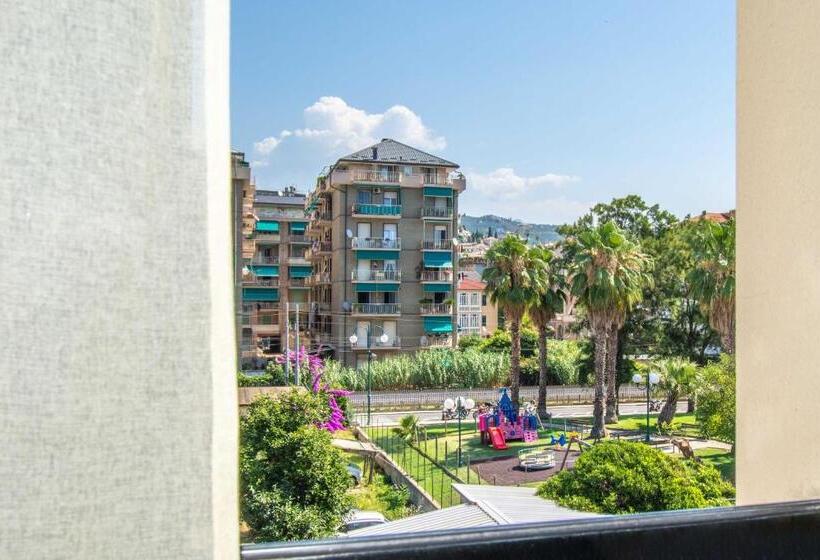 חדר קלאסי לשלושה, San Pietro Chiavari