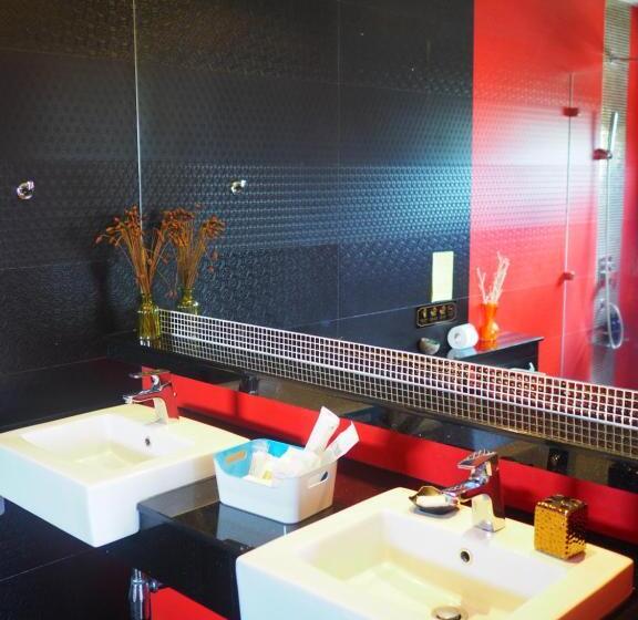 스탠다드 스튜디오, The Blue Hotel   Sha Plus