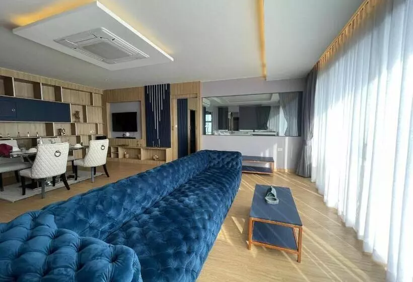 Suite Prezidențial, The Blue