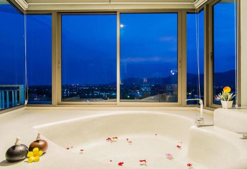 스탠다드 스튜디오, The Blue Hotel   Sha Plus