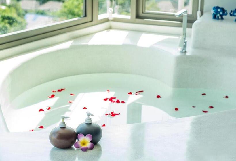 스탠다드 스튜디오, The Blue Hotel   Sha Plus