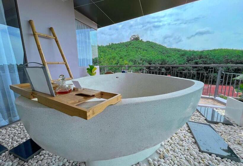 디럭스 스위트, The Blue Hotel   Sha Plus