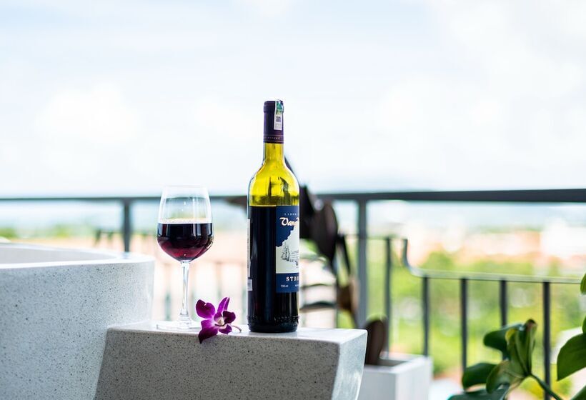 스탠다드 스튜디오, The Blue Hotel   Sha Plus