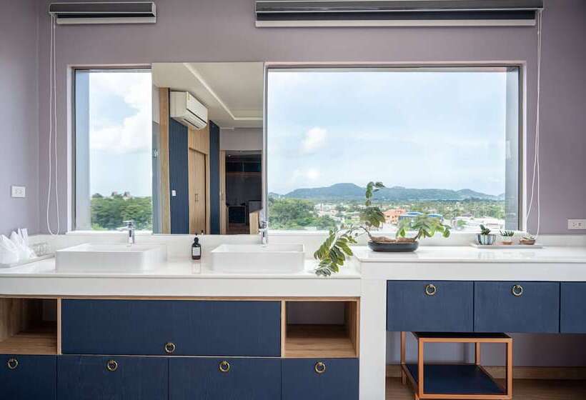 스탠다드 스튜디오, The Blue Hotel   Sha Plus