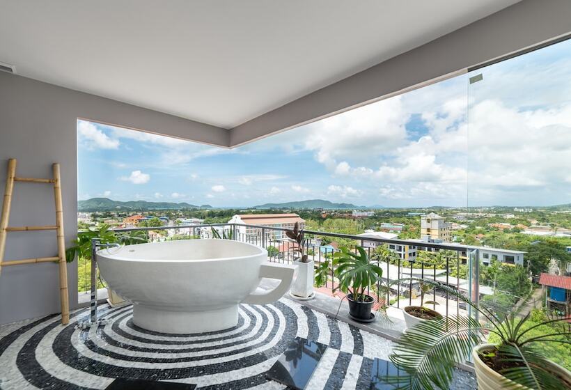 스탠다드 스튜디오, The Blue Hotel   Sha Plus