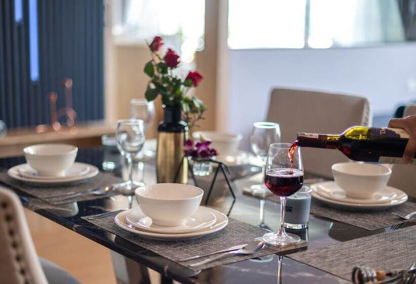 스탠다드 스튜디오, The Blue Hotel   Sha Plus