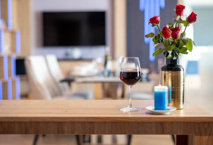 스탠다드 스튜디오, The Blue Hotel   Sha Plus