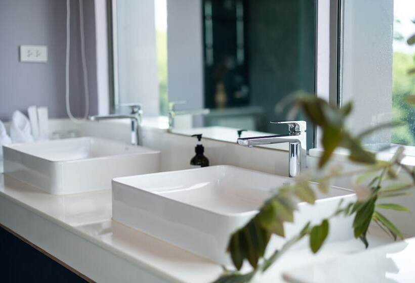 디럭스 스위트, The Blue Hotel   Sha Plus