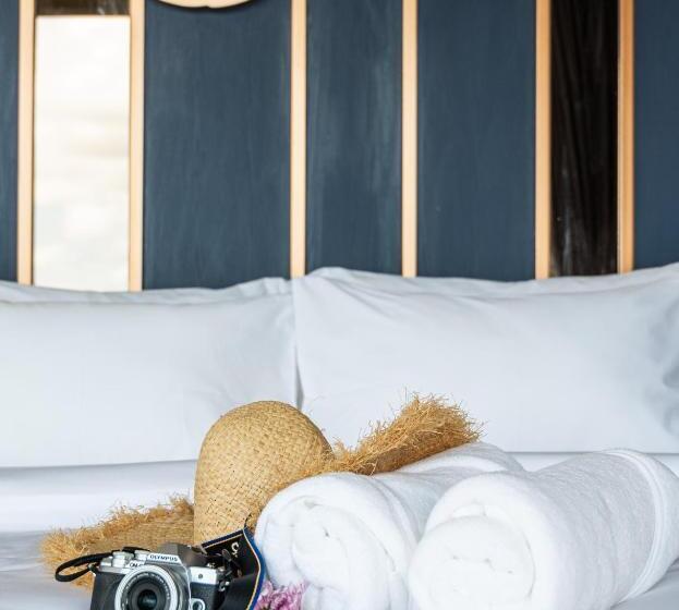 디럭스 룸, The Blue Hotel   Sha Plus