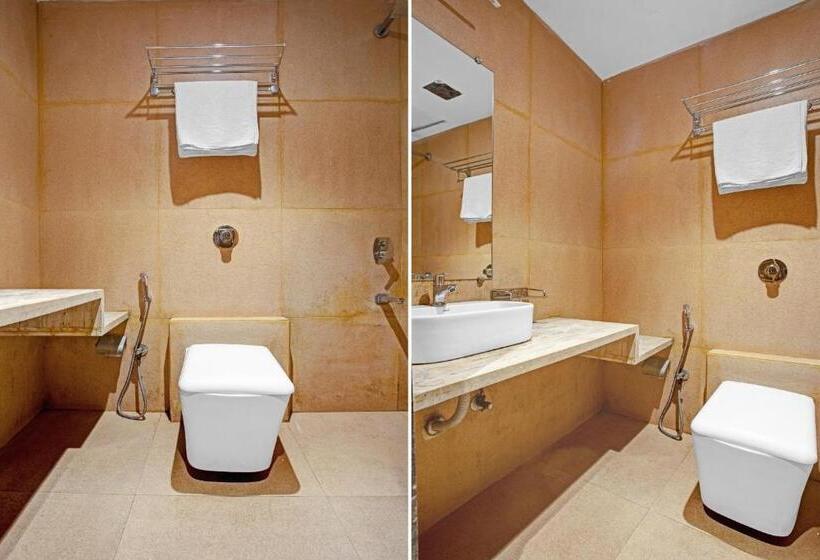 غرفة ديلوكس ثلاثية, Capital O 701204  Art Inn