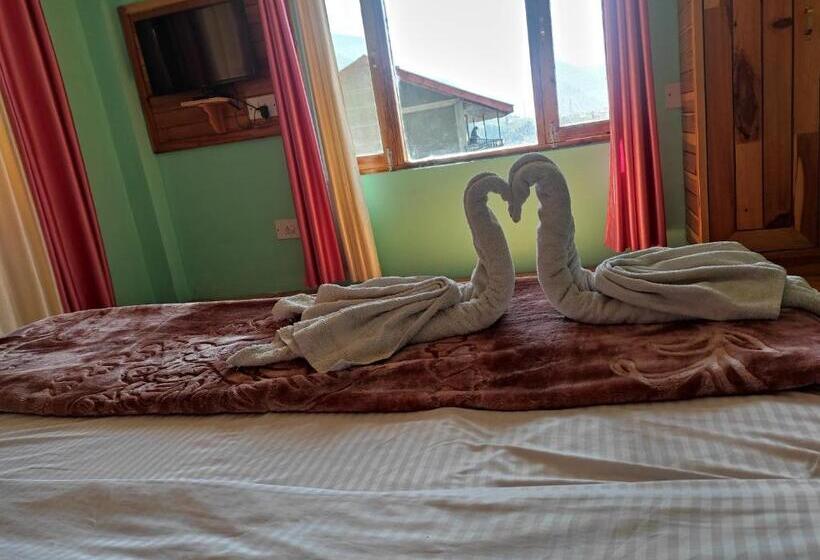 חדר קלאסי לשלושה, Fab Forest Retreat