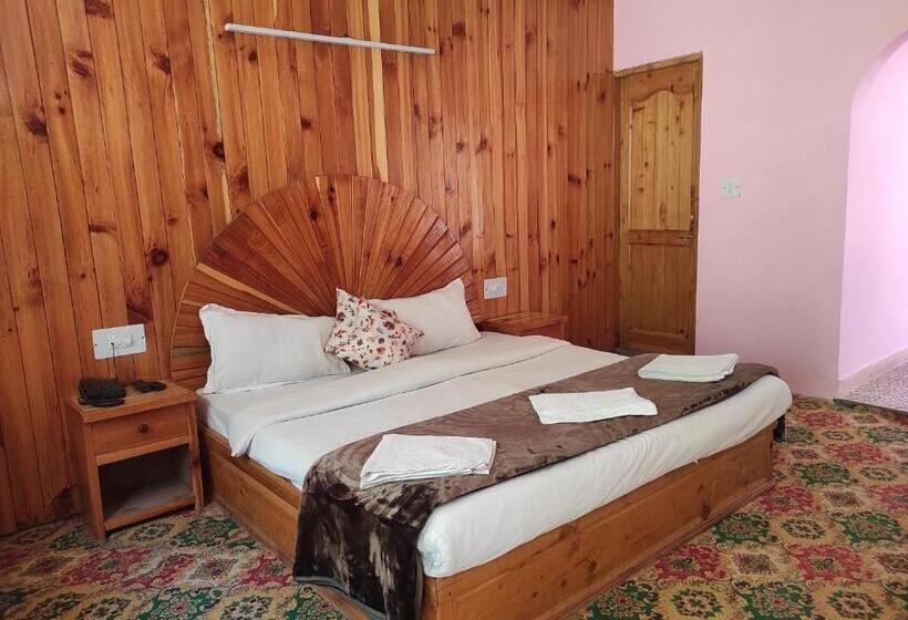 חדר קלאסי לשלושה, Fab Forest Retreat