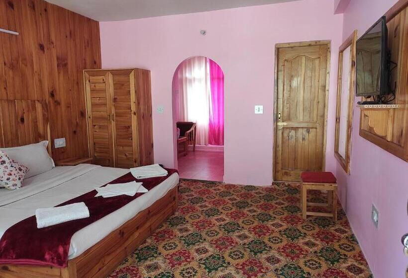 חדר קלאסי לשלושה, Fab Forest Retreat