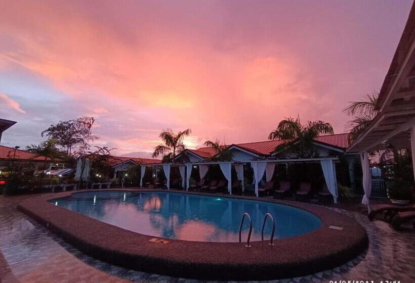 풀장 전망 디럭스 룸, Garden Village Resort