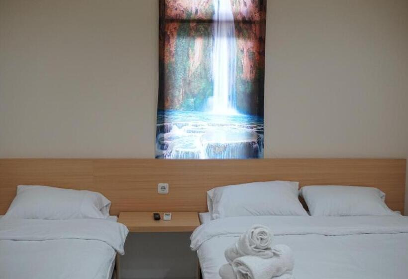 سوییت سوپریور, Gold Line Guest House