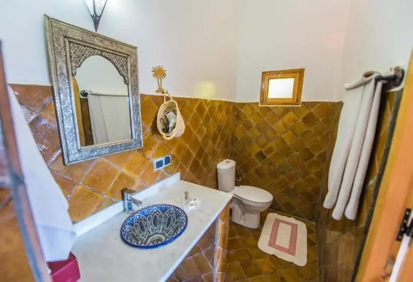 庭の見えるスタンダードトリプルルーム, Riad Dar Bab Todra