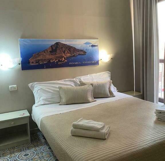 スタンダードトリプルルーム, Phenicusa