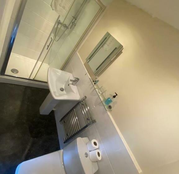 スタンダードシングルルーム, The Queens