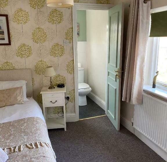 スタンダードシングルルーム, The Queens