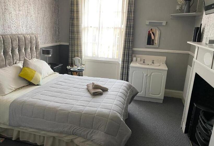 ベーシックルーム, The Queens