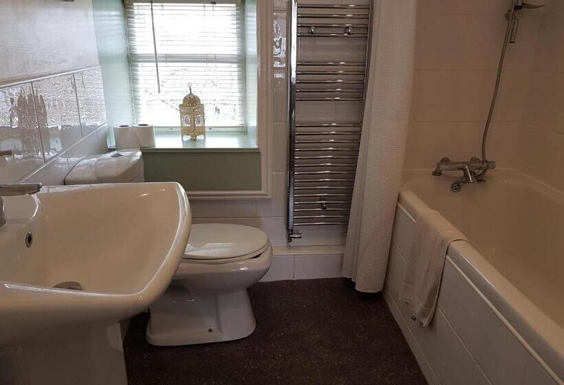 スタンダードルーム, The Queens